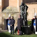 el cineasta Alejandro Amenábar junto al alcalde de Salamanca, Carlos García Carbayo, asisten a la ofrenda floral a Miguel de Unamuno en el 83 aniversario de su fallecimiento