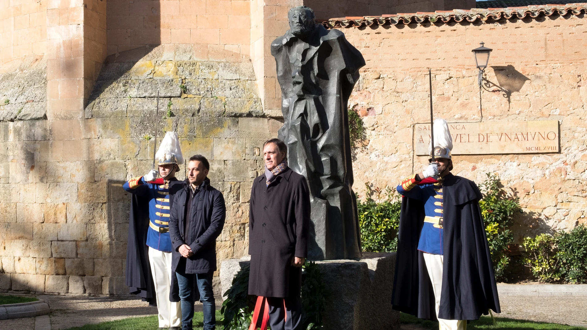 el cineasta Alejandro Amenábar junto al alcalde de Salamanca, Carlos García Carbayo, asisten a la ofrenda floral a Miguel de Unamuno en el 83 aniversario de su fallecimiento