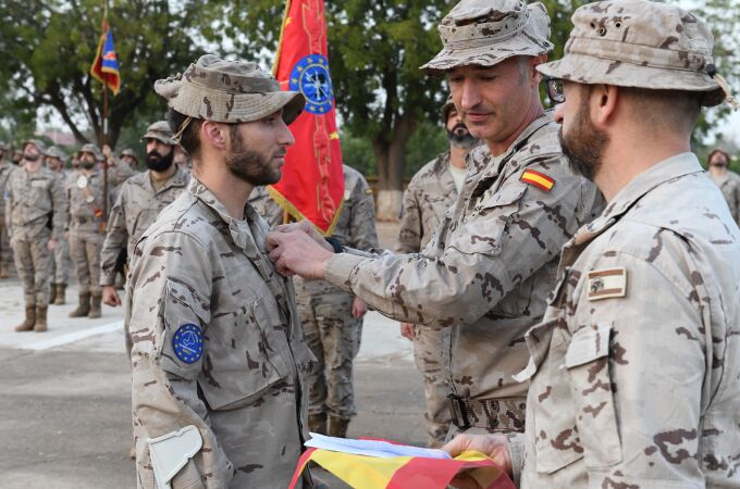 Imposición de la medalla de la misión EUTM-MALI XV al teniente Alejandro Caballero