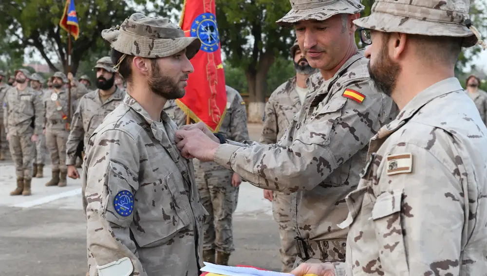 Imposición de la medalla de la misión EUTM-MALI XV al teniente Alejandro Caballero