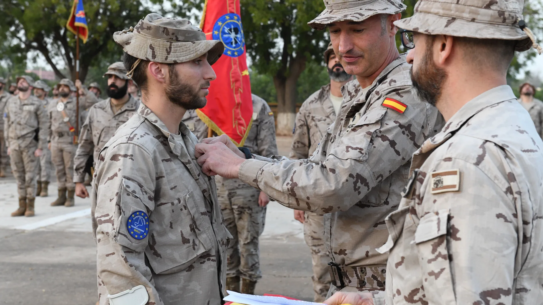 Imposición de la medalla de la misión EUTM-MALI XV al teniente Alejandro Caballero