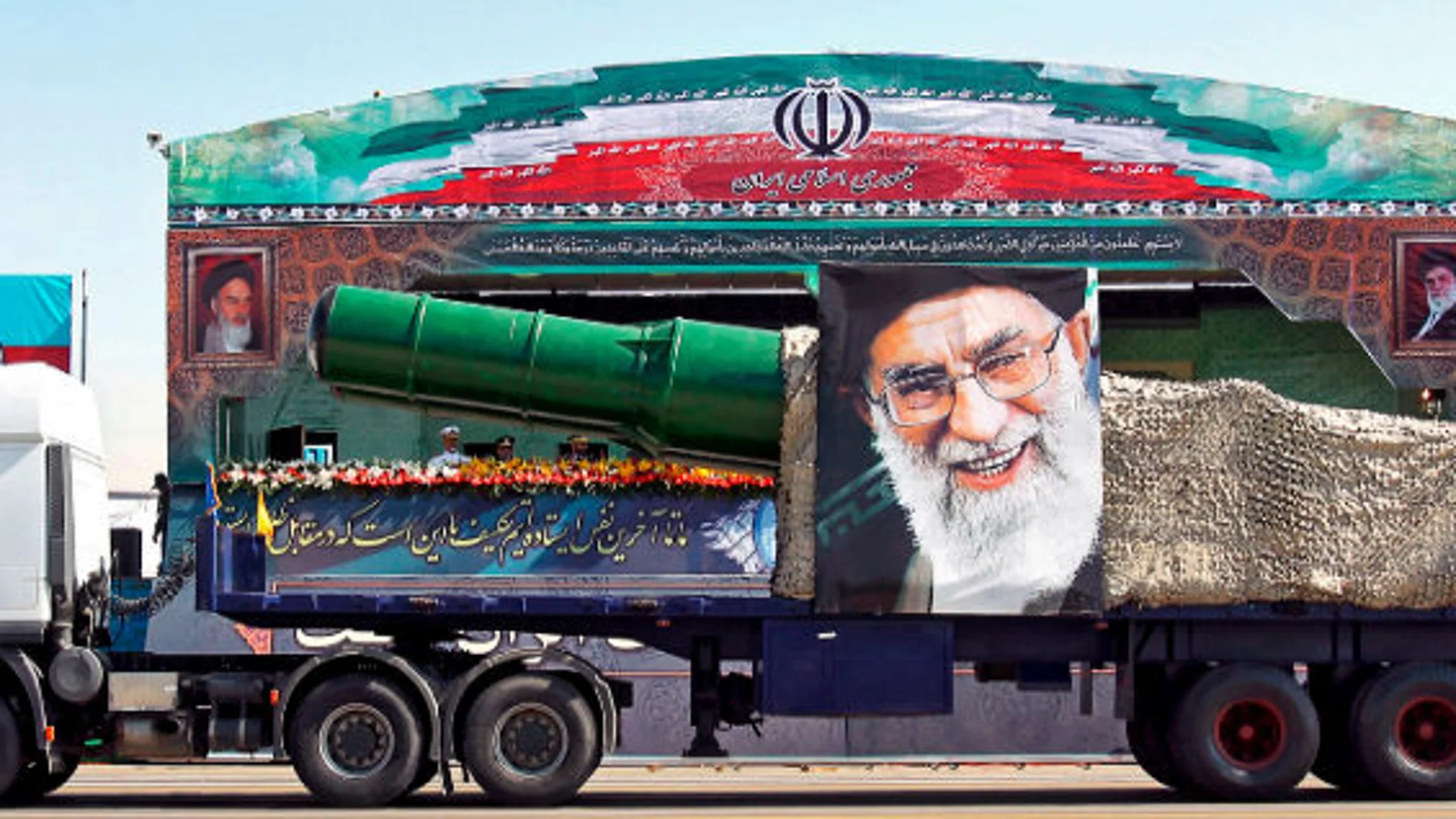 Un camión en Teherán, con un misil en su interior y el rostro de Jameini / Reuters