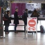 Pasajeros hacen cola para comprar un billete de tren en la estación madrileña de Atocha