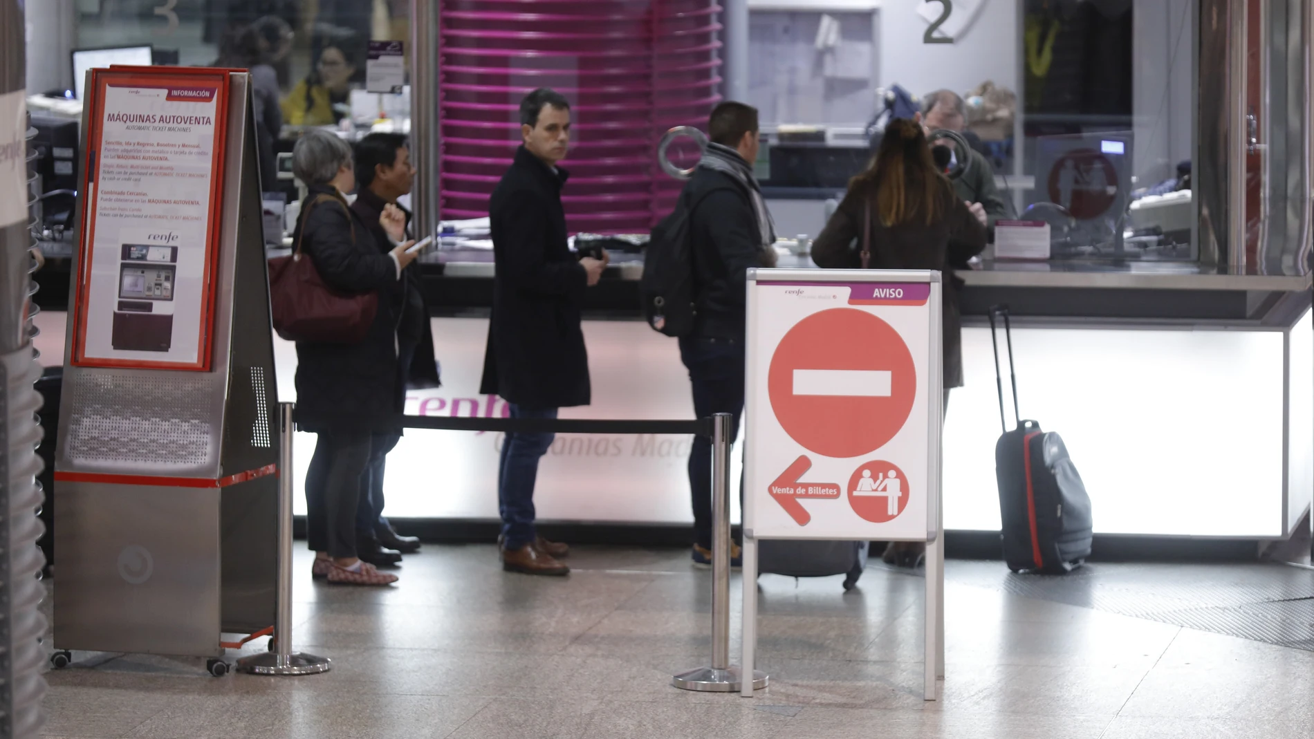 Pasajeros hacen cola para comprar un billete de tren en la estación madrileña de Atocha