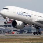 Un Airbus A350 despega de las instalaciones que el consorcio europeo tiene en Toulouse, Francia