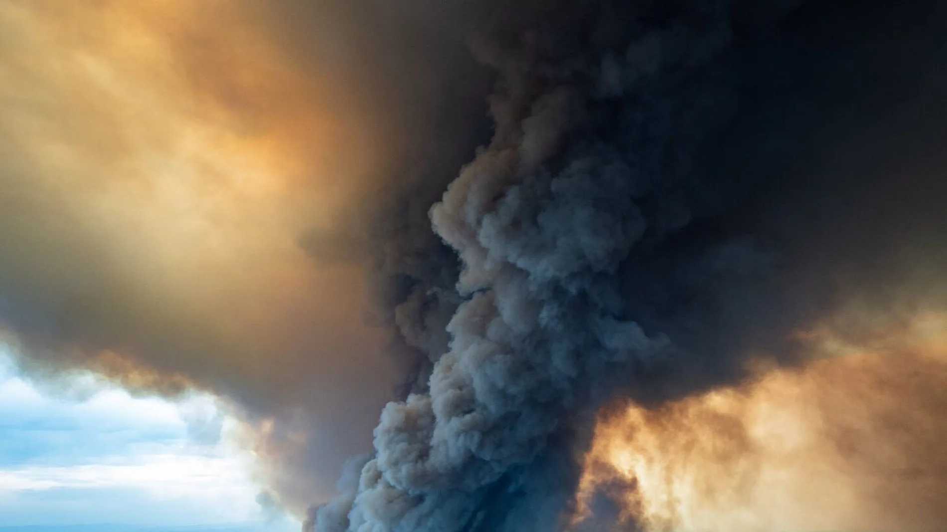 Foto aérea de una columna de humo en Bairnsdale (Australia)