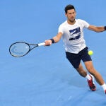 Djokovic se prepara en Brisbane para disputar la Copa ATP.