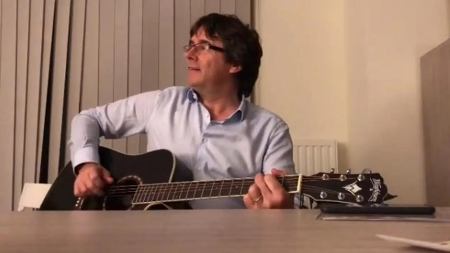 Puigdemont cantó y tocó ‘Country Road, Take Me Home’, de John Denver / Instagram