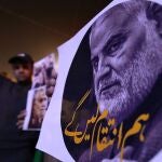 Musulmanes chiíes paquistaníes muestran pancartas con la imagen del comandante de la Fuerza Quds de los Guardianes de la Revolución iraní, Qasem Suleimani