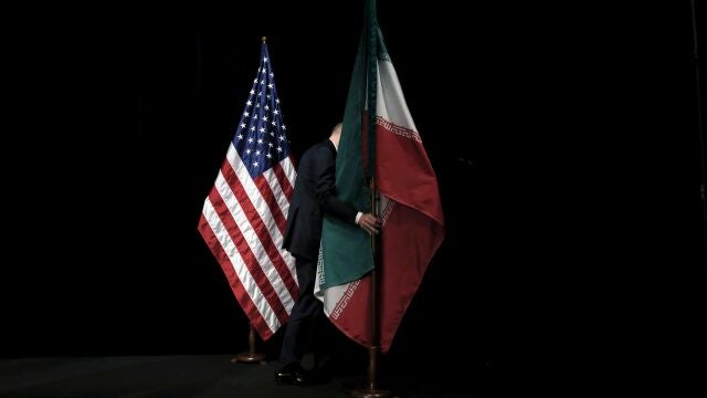 Las banderas de EE UU e Irán juntas