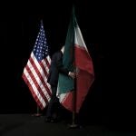 Las banderas de EE UU e Irán juntas