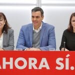 La presidenta del Partido Socialista, Cristina Narbona; el secretario general del PSOE, Pedro Sánchez, y la vicesecretaria general de la formación, Adriana Lastra, participan en la reunión de la Comisión Ejecutiva del partido, este viernes, en Madrid. La Comisión Ejecutiva deberá ratificar el acuerdo con Esquerra Republicana de Cataluña (ERC) para la investidura del candidato socialista. EFE/ Emilio Naranjo