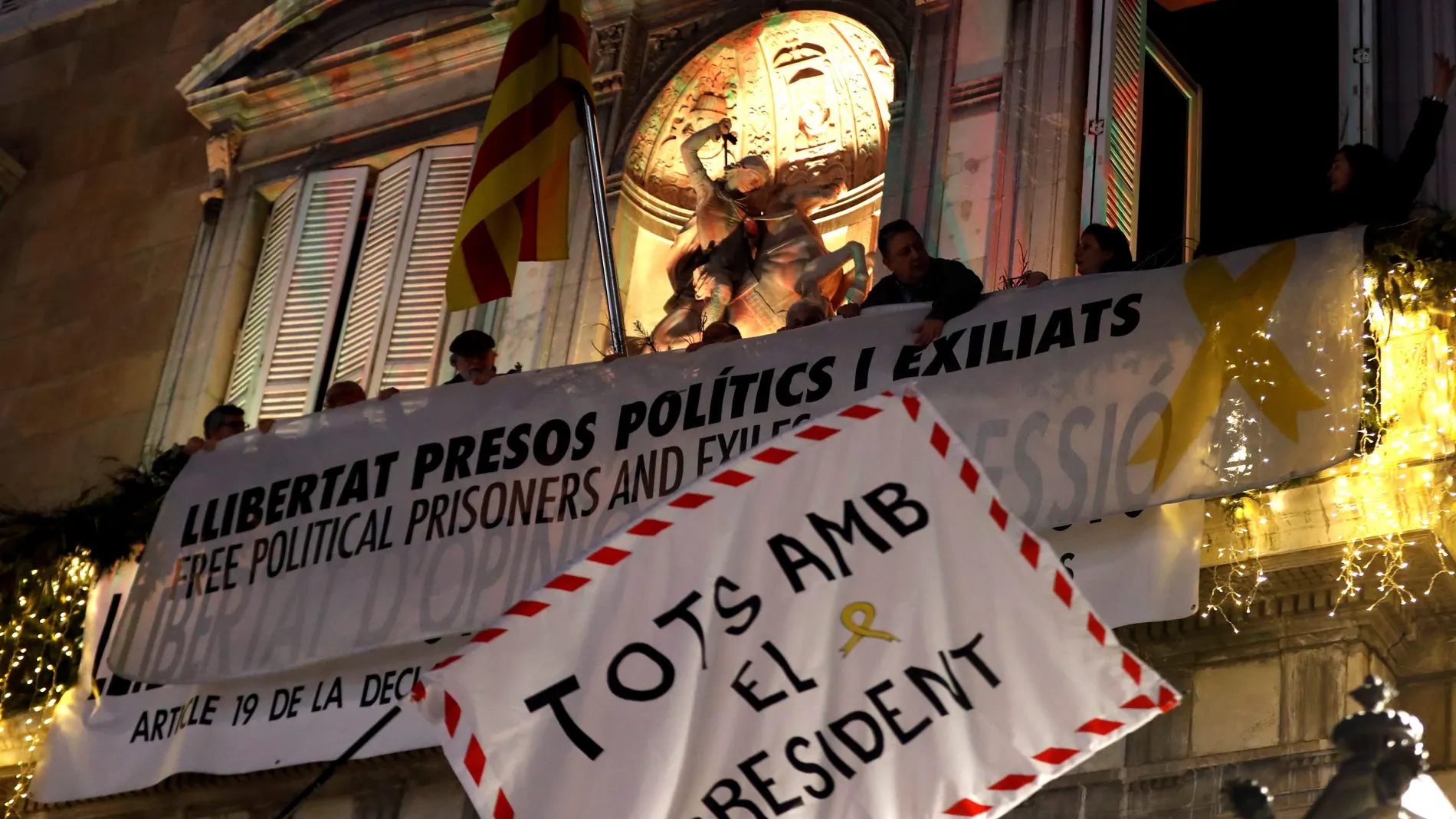 Manifestantes se concentran en Barcelona en apoyo a Torra y abuchean a ERC