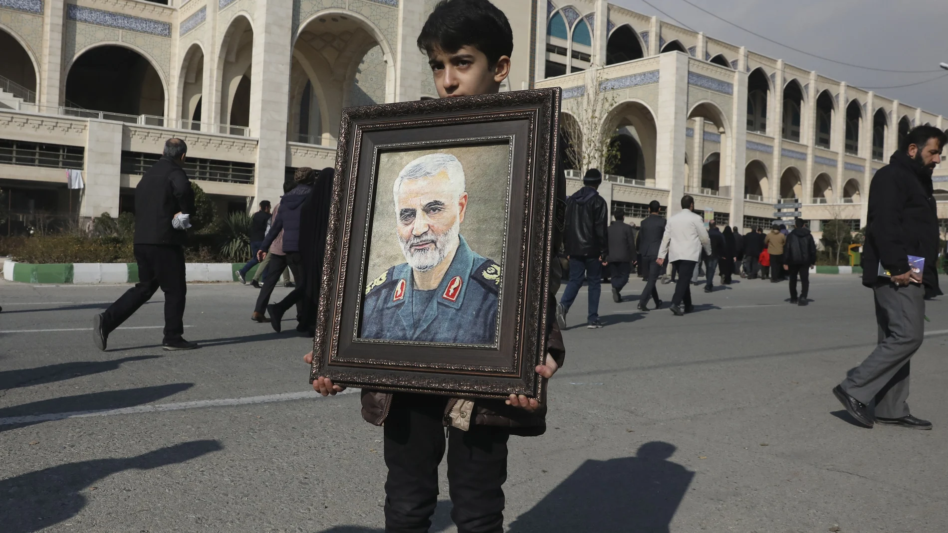 Un niño iraní muestra una pancarta con la cara del militar Soleimani