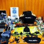 Intervenidas prendas policiales, grilletes y pistolas simuladas