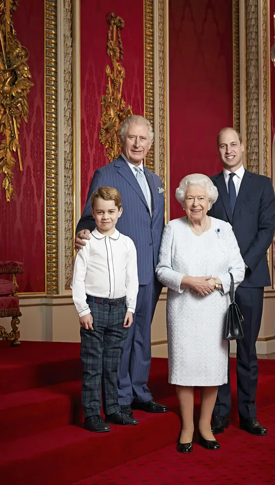 El posado de la reina Isabel junto al príncipe Carlos, el príncipe Guillermo y el príncipe Jorge