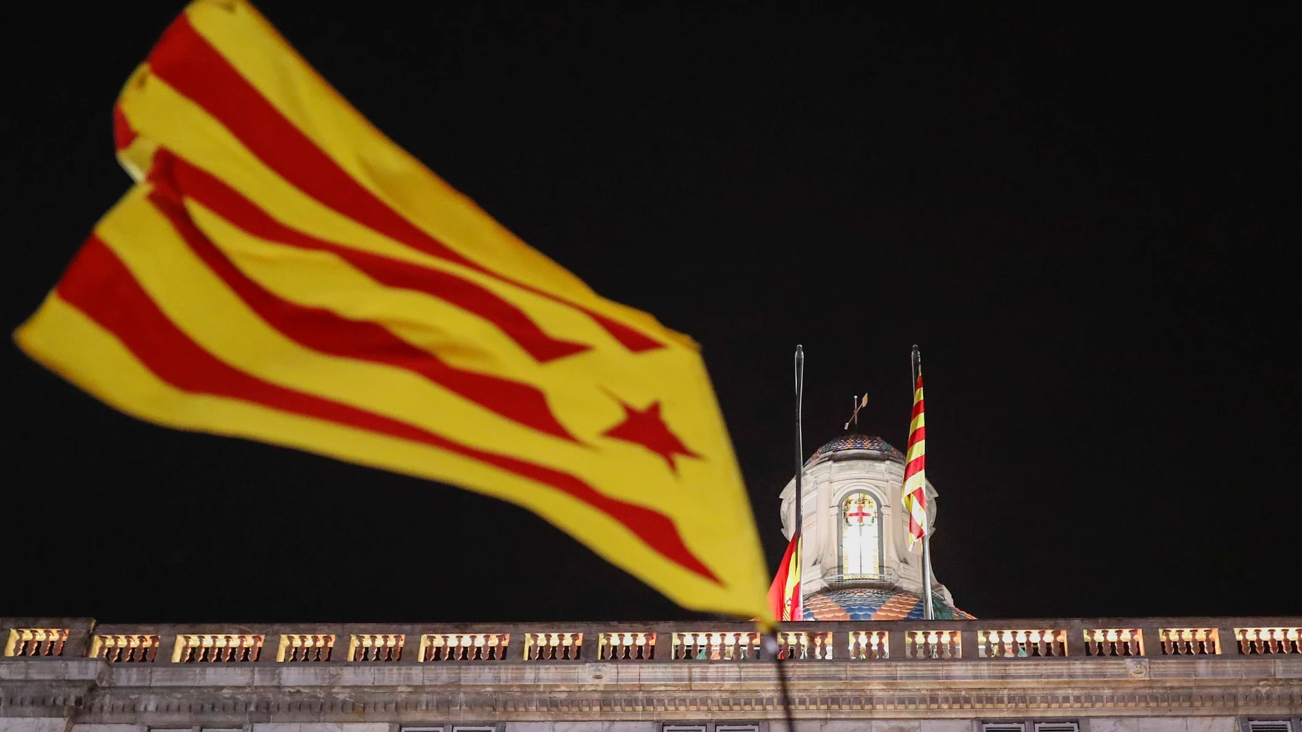 An Estelada (Catalan separatist flag) waves as a Spanish flag on top of the Palau de la Generalitat is lowered during a demonstration in support of Catalan leader Quim Torra, in Barcelona, Spain January 3, 2020. REUTERS/Nacho Doce