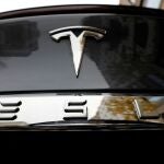 Logo de Tesla en el capó de uno de sus Modelo X