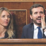 Cayetana Álvarez de Toledo y Pablo Casado durante la réplica a su discurso de Sánchez