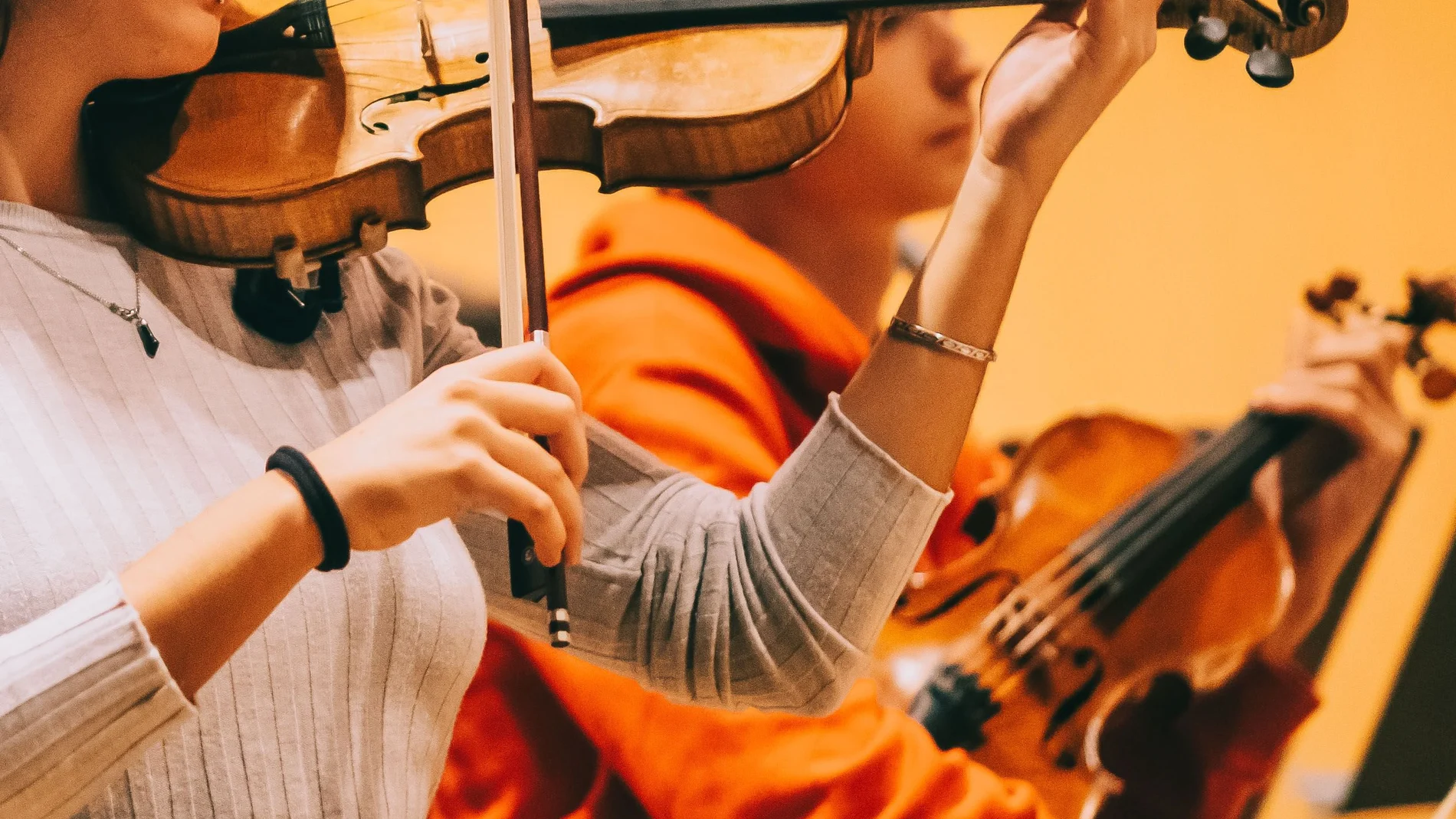 Los violinistas flexionan el cuarto y quinto dedo, por lo que deben prestar atención a esta parte de su cuerpo