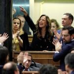 La diputada del PP, Teresa Jiménez Becerril, grita desde su escaño durante una de las intervenciones del candidato a la Presidencia del Gobierno, Pedro Sánchez, en el Congreso de los Diputados en la primera jornada de la sesión de investidura de Pedro Sánchez como presidente del Gobierno.