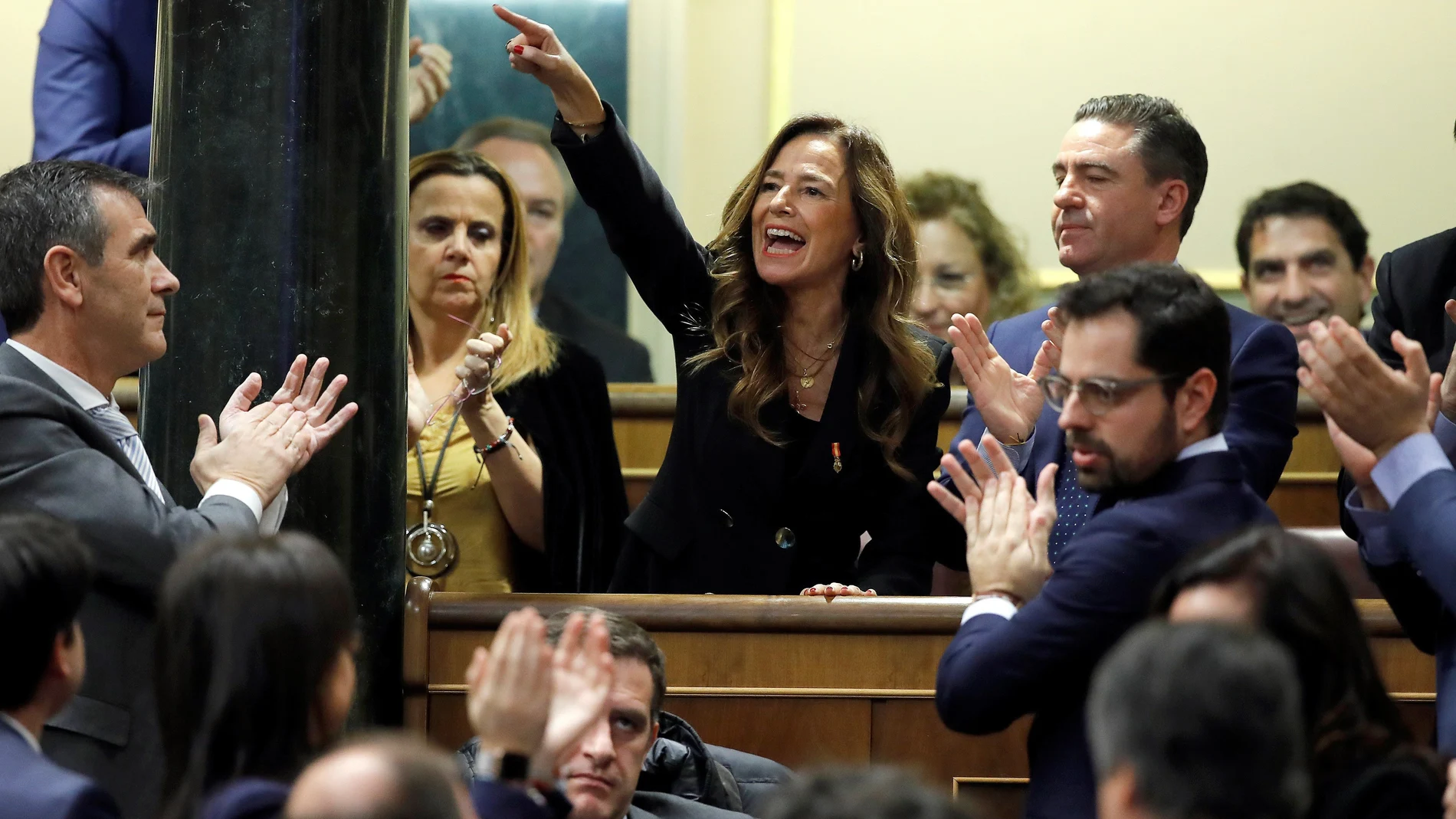La diputada del PP, Teresa Jiménez Becerril, grita desde su escaño durante una de las intervenciones del candidato a la Presidencia del Gobierno, Pedro Sánchez, en el Congreso de los Diputados en la primera jornada de la sesión de investidura de Pedro Sánchez como presidente del Gobierno.