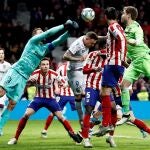 El portero del Levante Aitor Fernández (d) lucha con el portero esloveno del Atlético de Madrid Jan Oblak (i), en el partido de LaLiga que Atlético de Madrid y Levante juegan hoy sábado en el estadio Wanda Metropolitano, en Madrid EFE/Mariscal