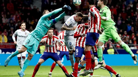 El portero del Levante Aitor Fernández (d) lucha con el portero esloveno del Atlético de Madrid Jan Oblak (i), en el partido de LaLiga que Atlético de Madrid y Levante juegan hoy sábado en el estadio Wanda Metropolitano, en Madrid EFE/Mariscal