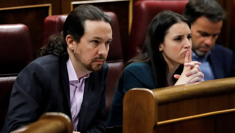 Los líderes de Unidas Podemos, Pablo Iglesias e Irene Montero, escuchan el discurso del candidato a la Presidencia del Gobierno, Pedro Sánchez