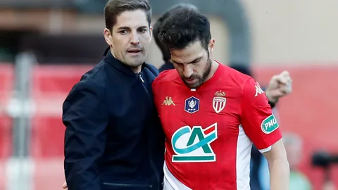 Cesc Fàbregas, junto a su entrenador en el Mónaco, Robert Moreno. EFE/EPA/SEBASTIEN NOGIER