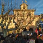 Unos 1.000 concentrados ante el Parlament el 4 de enero de 2020 en Barcelona, mientras empieza el pleno extraordinario sobre la decisión de la JEC de quitar el escaño al presidente de la Generalitat, Quim TorraEUROPA PRESS04/01/2020