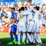 Los jugadores del Real Madrid celebran el gol de Varane