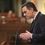Pedro Sánchez pronuncia su discurso en la tribuna del Congreso de los Diputados