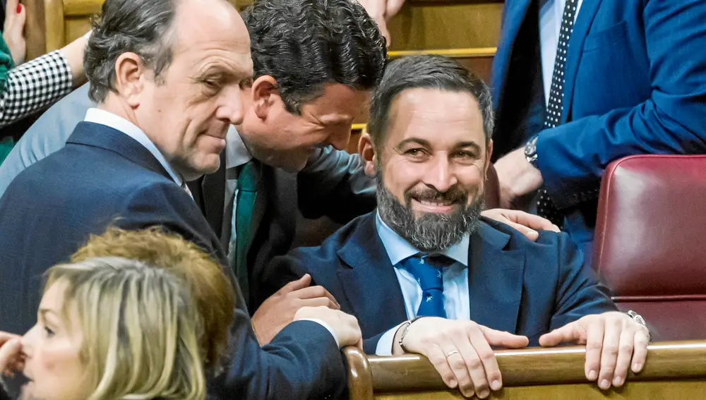 El líder de Vox, Santiago Abascal junto a sus compañeros tras su intervención