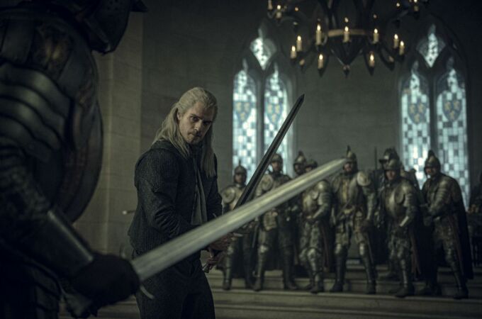 Henry Cavill da vida a Geralt de Rivia, un cazarrecompensas que protagoniza «The Witcher»