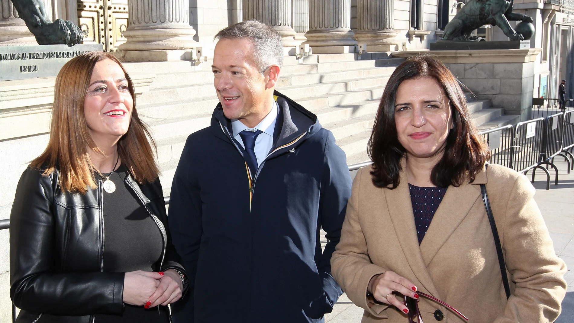 La delegada del Gobierno de Castilla y León, Virginia Barcones junto al portavoz socialista en el Senado, André Gil y a la diputada por Burgos, Esther Peña, en la puerta del Congreso de los Diputados durante un receso en el debate de Investidura.