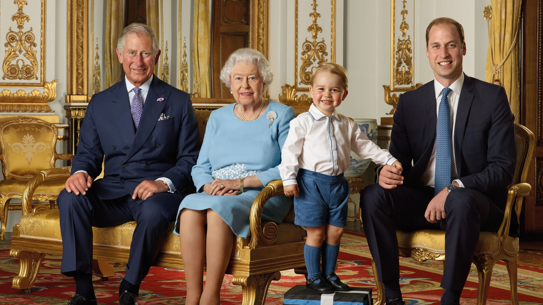 Queen Elizabeth poses with heirs to throne