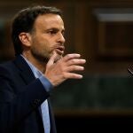 El portavoz de En Comú-Podem, Jaume Asens, durante su intervención ante el pleno del Congreso de los Diputados en la primera jornada de la sesión de investidura de Pedro Sánchez como presidente del Gobierno.