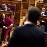 La ministra de Hacienda en funciones, María Jesús Montero (2i), interpela al presidente de Vox, Santiago Abascal