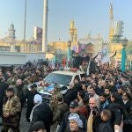 Miles de personas acompañaron el féretro de Soleimani
