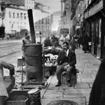 En la imagen, un tostador de café en el año 1920 en la madrileña calle Toledo