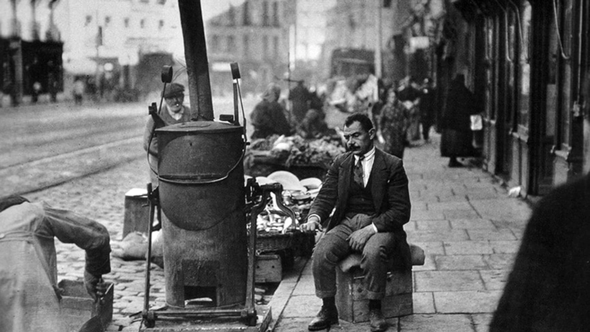 En la imagen, un tostador de café en el año 1920 en la madrileña calle Toledo