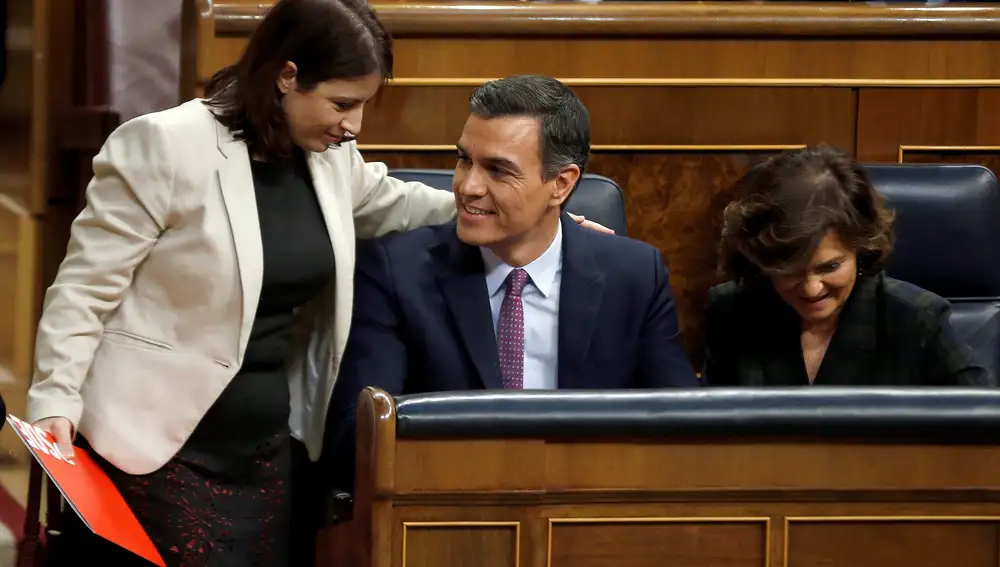 El presidente del Gobierno en funciones, Pedro Sánchez, junto a su vicepresidenta Carmen Calvo (d) y la portavoz del PSOE, Adriana Lastra (i)