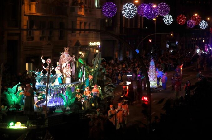 La cabalgata de los Reyes Magos de Orinte recorre hoy domingo las calles del centro de Barcelona en una noche mágica para niños y mayores