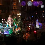 La cabalgata de los Reyes Magos de Orinte recorre hoy domingo las calles del centro de Barcelona en una noche mágica para niños y mayores