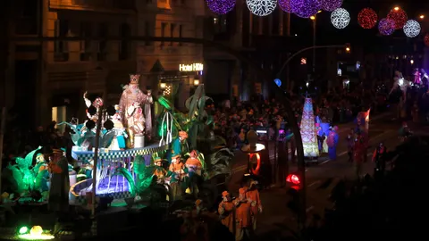La cabalgata de los Reyes Magos de Orinte recorre hoy domingo las calles del centro de Barcelona en una noche mágica para niños y mayores
