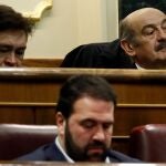 El diputado de Teruel Existe, Tomás Guitarte,iz.y el diputado de PRC, José María Mazón,d., durante la segunda jornada del debate de investidura de Pedro Sánchez como presidente del Gobierno este domingo en el Congreso de los Diputados. EFE/Mariscal l