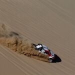 Imagen del Toyota de Alonso cruzando las dunas