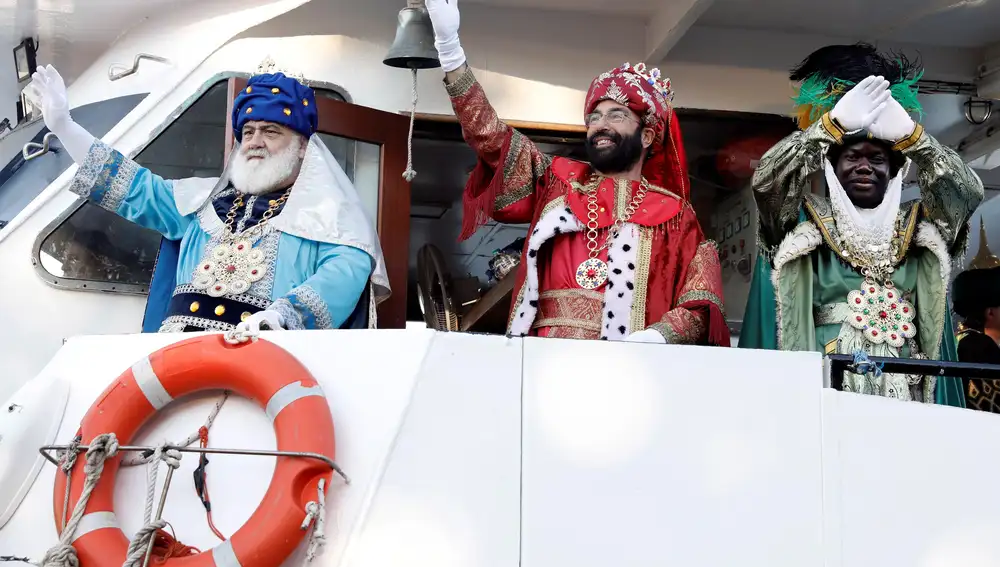 Los tres Reyes Magos, Melchor, Gaspar y Baltasar a su llega en barco al puerto de Valencia, en una imagen de archivo