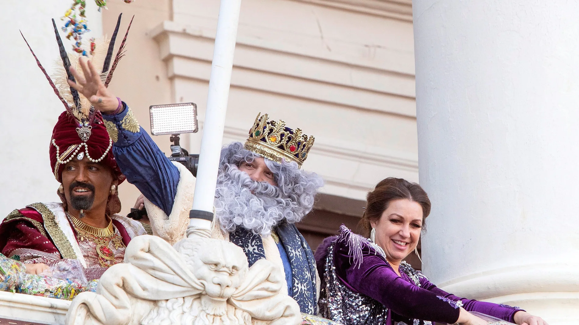 Los cantantes Alejandro Sanz y Niña Pastori ayudaron a Melchor y la Estrella de la Ilusión en Cádiz